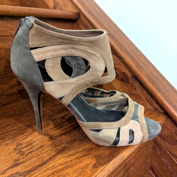 Steven by Steve Madden Suede heels with illusion cut outs. Gray taupe & tan Sz 8 - Picture 5 of 8